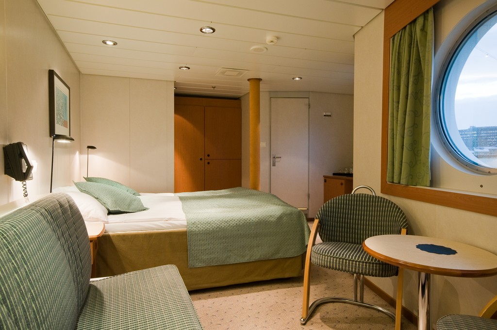Hurtigruten MS Midnatsol Mini Suite 1.jpg